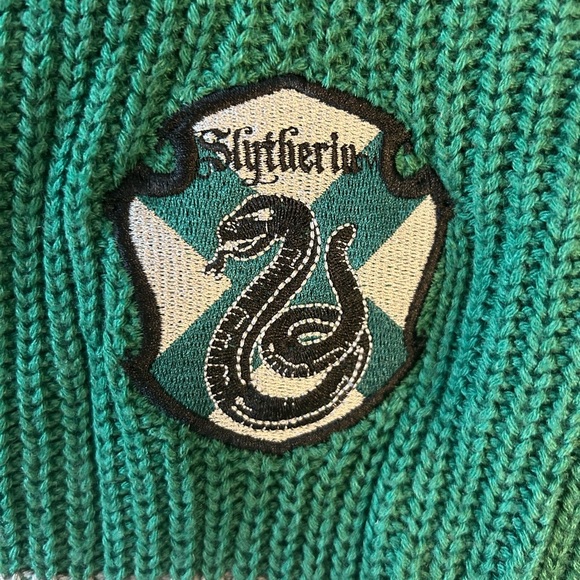 Harry Potter Slytherin Hot Topic Green and Gray Crew Neck Crop Sweater - Picture 4 of 4